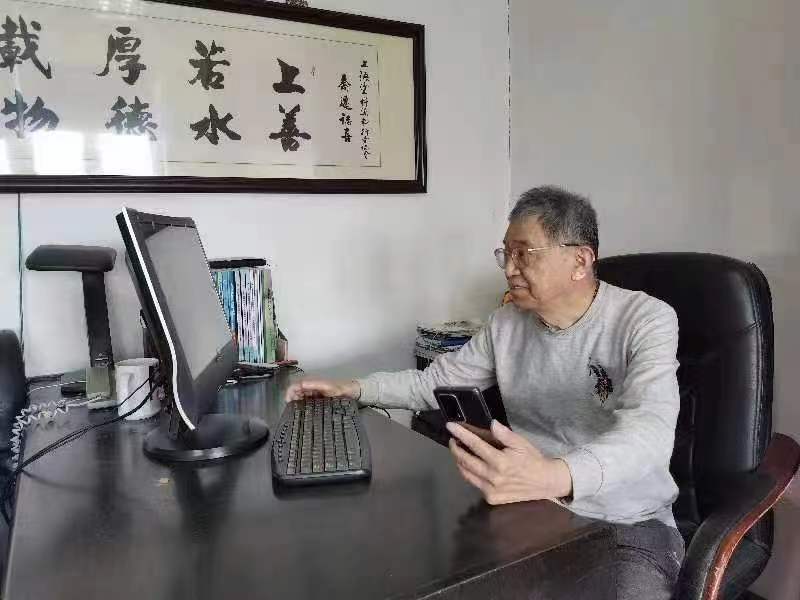 上海涂染協(xié)會(huì)信息部主任陳信華高工在認(rèn)真聽亞太涂料大會(huì)專家的演！